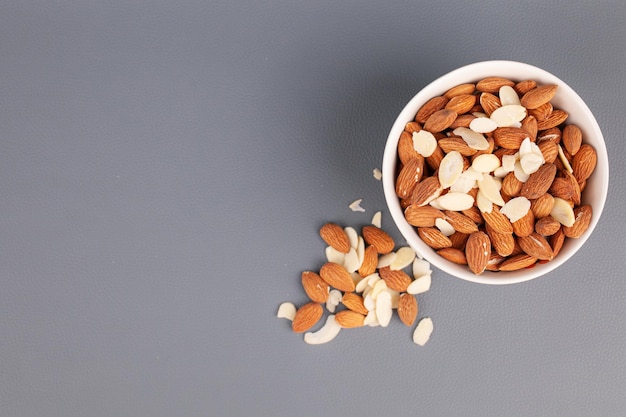 amandes hachées et crues dans un bol