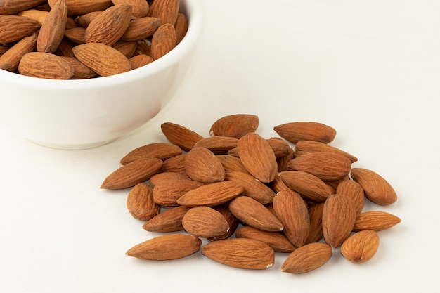 Amandes isolé sur fond blanc Alimentation saine