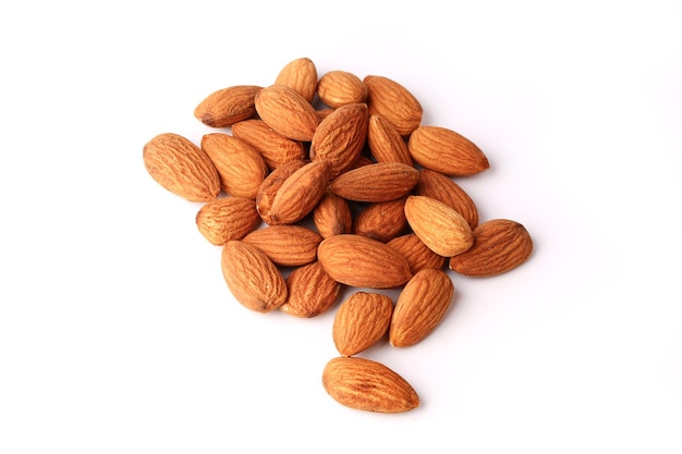 Amandes isolé sur fond blanc