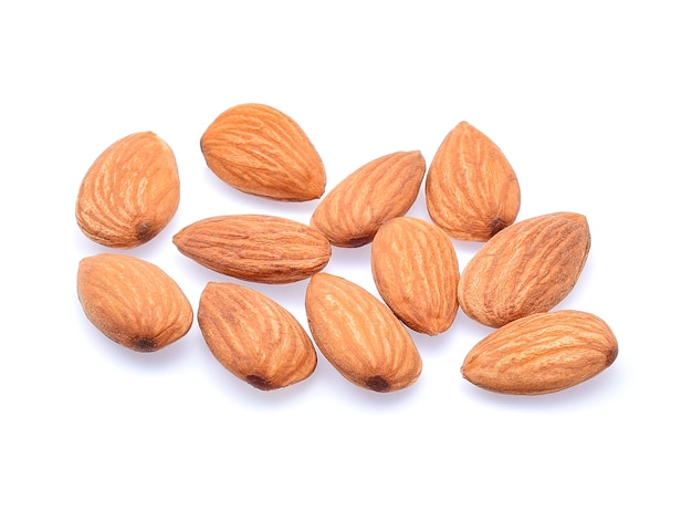 Amandes isolées sur blanc