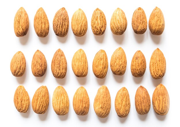 amandes isolées sur blanc