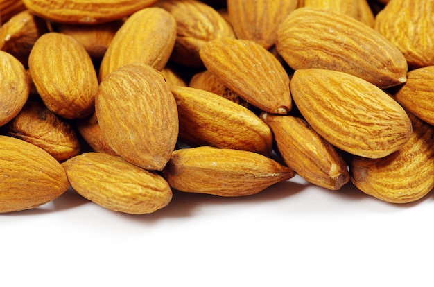 Amandes isolées sur un blanc