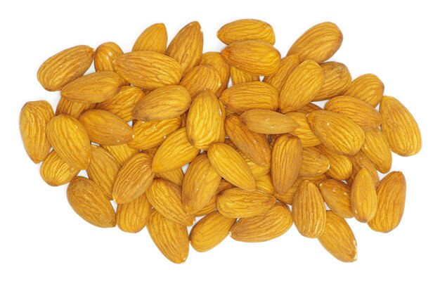 Amandes isolées sur un blanc