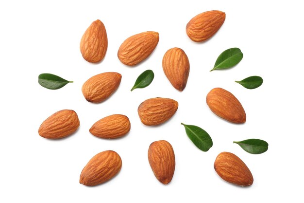 Photo des amandes isolées sur fond blanc en vue du haut.