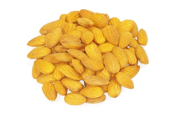 Amandes isolées sur fond blanc