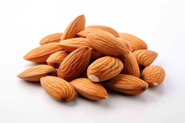 Amandes isolées sur fond blanc