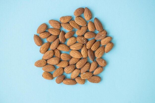 Amandes isolées sur fond bleu