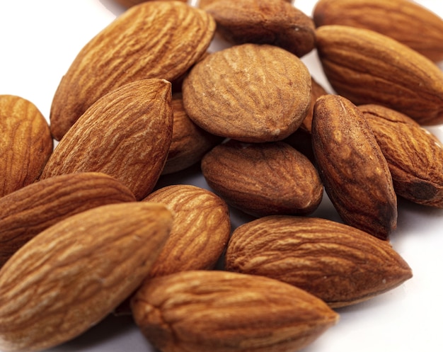 Amandes isolés sur fond blanc.