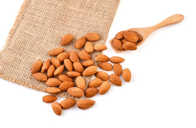 Amandes isolés sur fond blanc