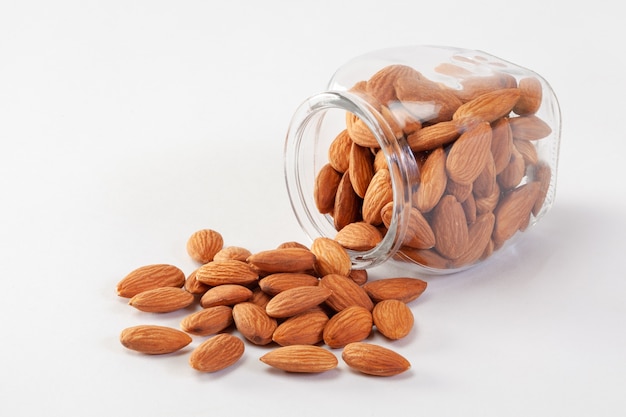 Amandes Isolés Sur Fond Blanc.