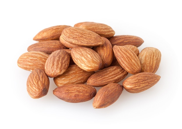 Amandes isolés sur fond blanc