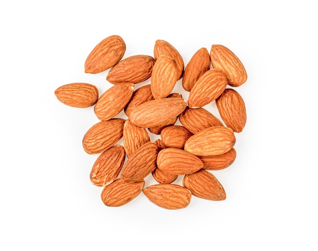 Amandes isolés sur fond blanc