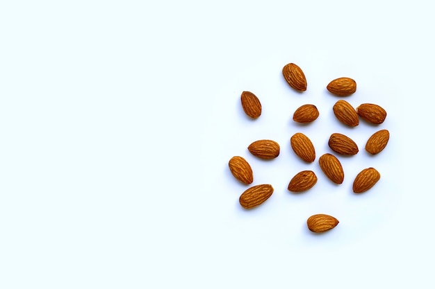 Amandes isolés sur mur blanc