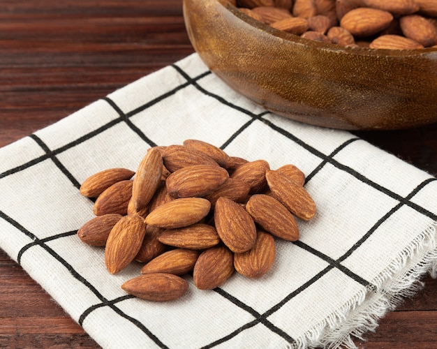 Amandes en nappe sur la table, collation saine, nourriture végétarienne.