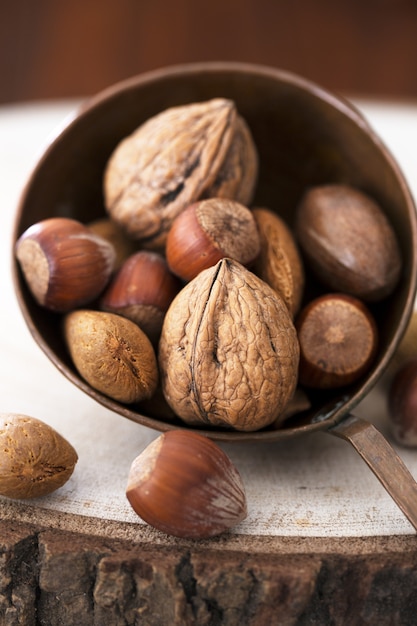 Amandes, Noix Et Noisettes Dans Un Bol Métallique