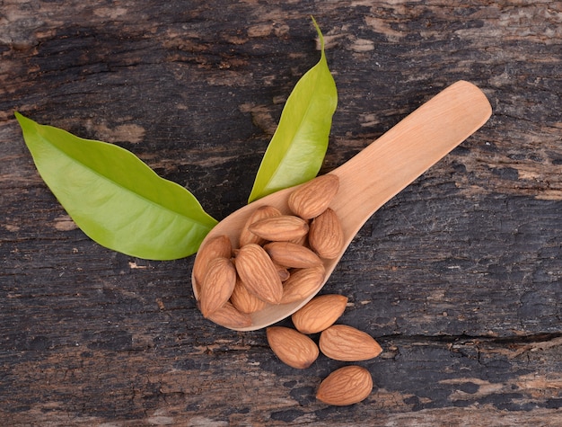 Photo amandes sur le parquet