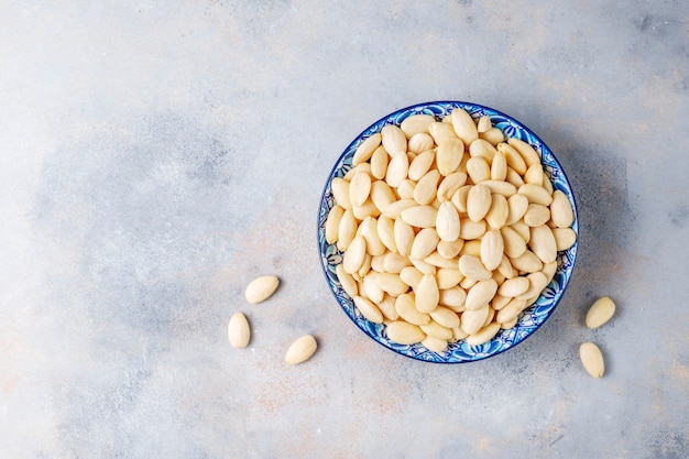 Amandes pelées dans un bol.