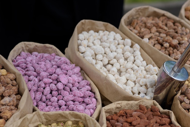 Les amandes et les pistaches aux épices se trouvent dans des sacs en papier sur le comptoir