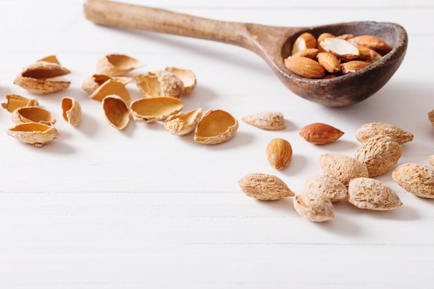 Amandes salées en coques sur table en bois