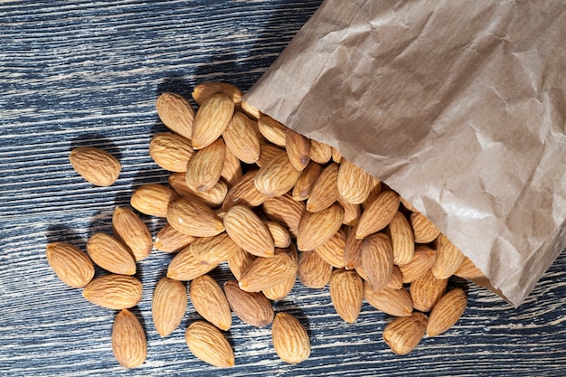 amandes sur la table de cuisine pendant la cuisson