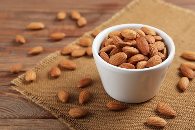 Amandes sur la table en gros plan sur fond clair