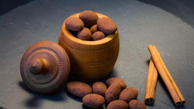 Amandes à la truffe noire.