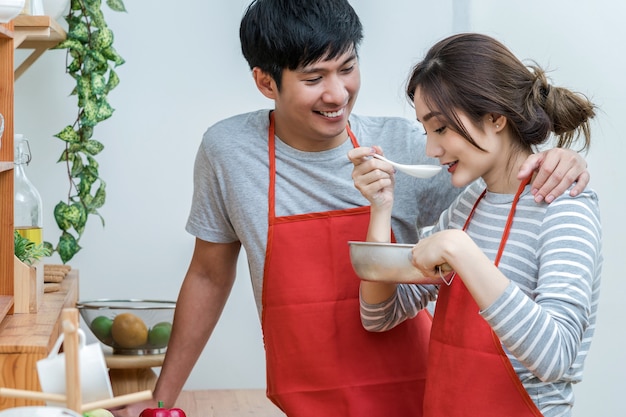 Amant asiatique ou Couple cuisine et dégustation