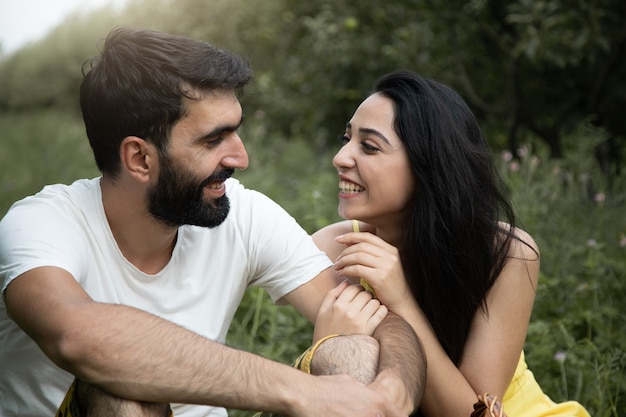 Amant heureux femme et homme dans le jardin