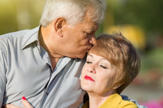 Amants adultes debout dans le parc