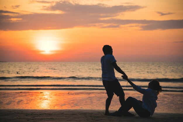 Amants asiatiques heureux et s&#39;amusant main dans la main.