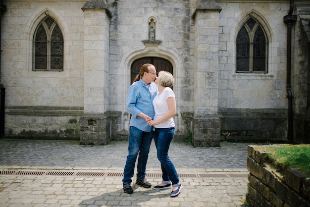 Amants assez âgés étreignant de joie