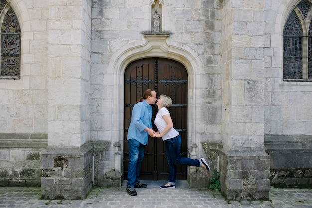 Amants assez âgés étreignant de joie