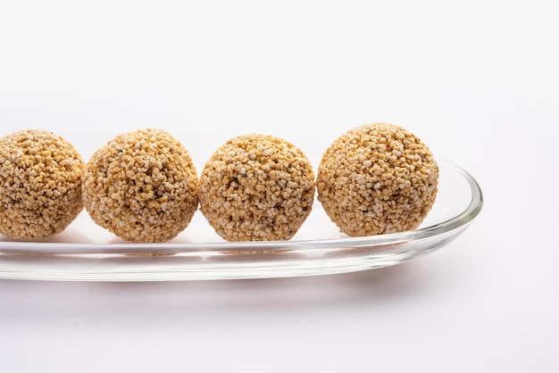 Amarante laddu ou Rajgira laddoo à base de grain royal également appelé boules sucrées sphériques cholai