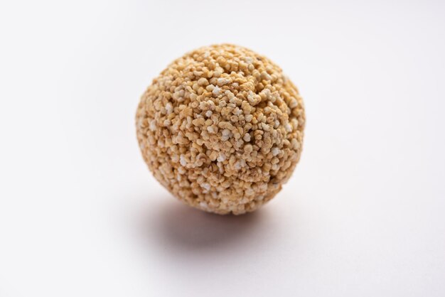 Amaranth laddu ou Rajgira laddoo fabriqué à l'aide de grain royal également appelé cholai boules sucrées sphériques