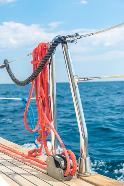 L'amarrage est fixé sur les rails pendant que le yacht se déplace du Monténégro à la mer Adriatique