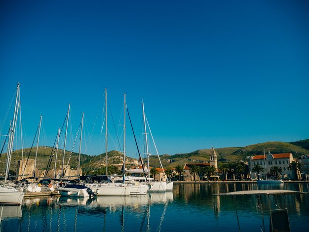 Amarrage pour yachts près de la vieille ville de trogir