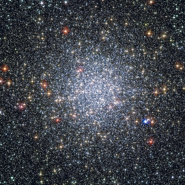 Amas globulaire 47 Tucanae, NGC 104 dans la constellation Tucana Les éléments de cette image sont fournis par la NASA.