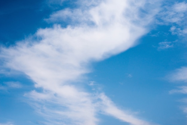 Amas de nuages épars dans un ciel bleu, fond de ciel bleu avec des nuages blancs,