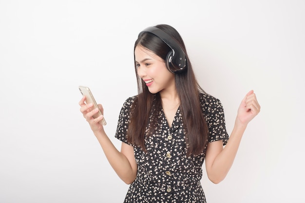 Amateur de musique femme apprécie avec casque sur fond blanc