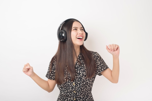 Amateur de musique femme apprécie avec casque sur fond blanc