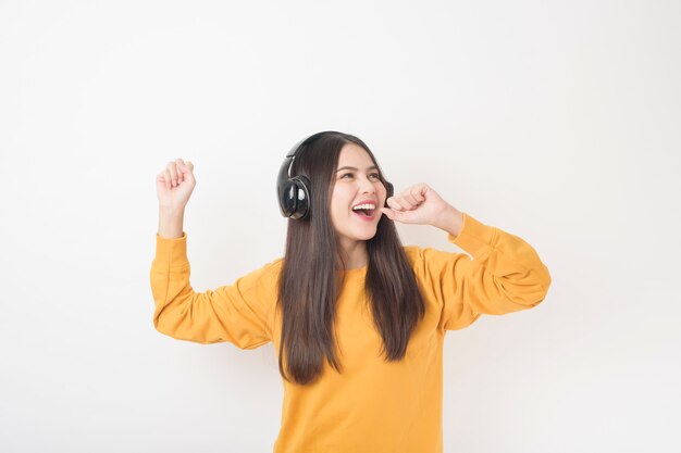 Amateur de musique femme apprécie avec casque sur fond blanc