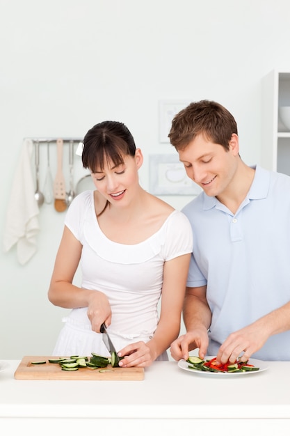 Les amateurs de cuisine ensemble dans la cuisine