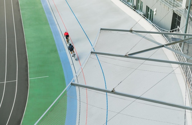 Les amateurs de cyclisme font du vélo sur le vélodrome à l'extérieur