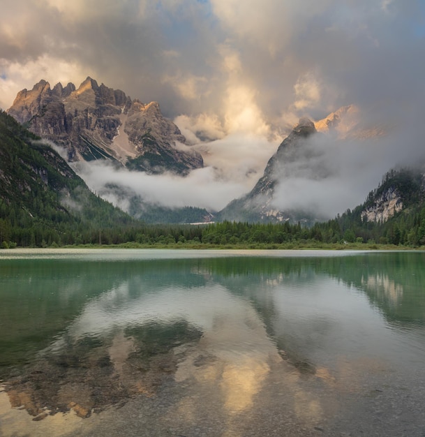 Amazing Mountains Lake au matin brumeux Nature Paysage Lago di Landro Durrensee Dolomites Alpes Italie Europe