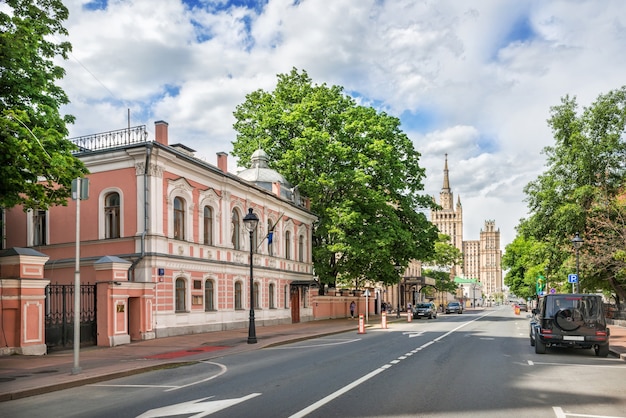 Ambassade de Tanzanie sur la rue Bolshaya Nikitskaya à Moscou par une journée ensoleillée d'été