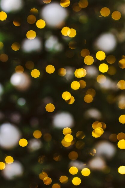 Ambiance et ambiance de Noël. Fond abstrait avec guirlandes lumineuses et sapin de Noël