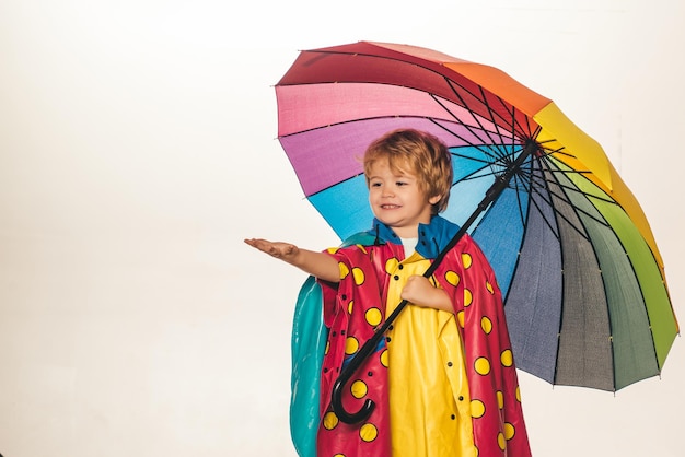 L'ambiance automnale et le temps sont chauds et ensoleillés et la pluie est possible. Les gens sous la pluie. Objet isolé sur fond blanc.