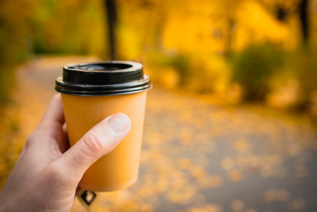 Ambiance d'automne feuilles d'automne et un verre de café fond de feuilles d'automne jaune