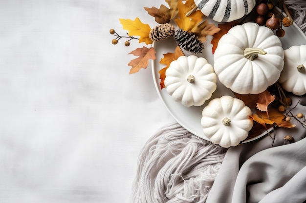 Une ambiance de bureau inspirée de l'automne Un superbe appartement avec ordinateur portable Des citrouilles blanches et des branches de coton