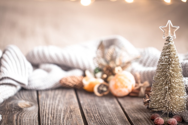 Ambiance chaleureuse de Noël avec décoration intérieure